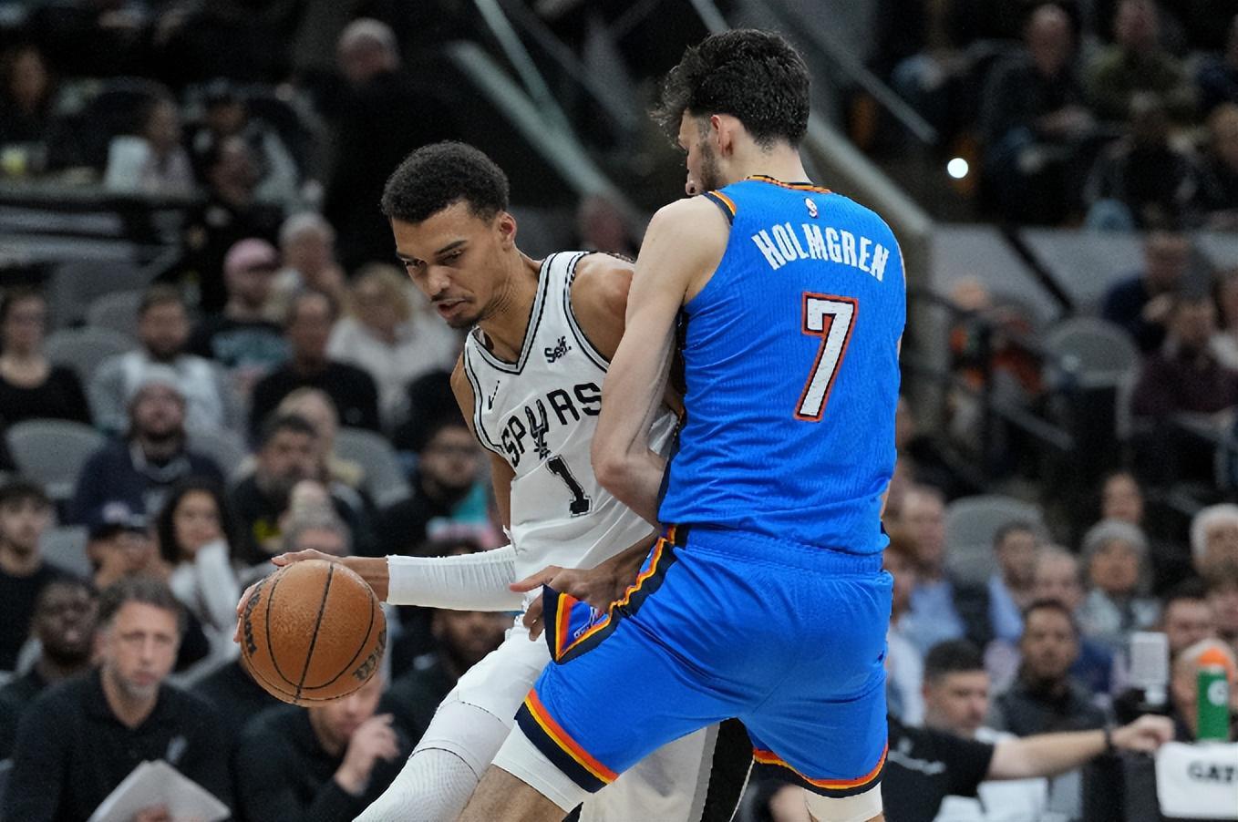 复仇马刺！联盟第一轰4连胜，亚历山大创NBA第2神迹，文班险受伤